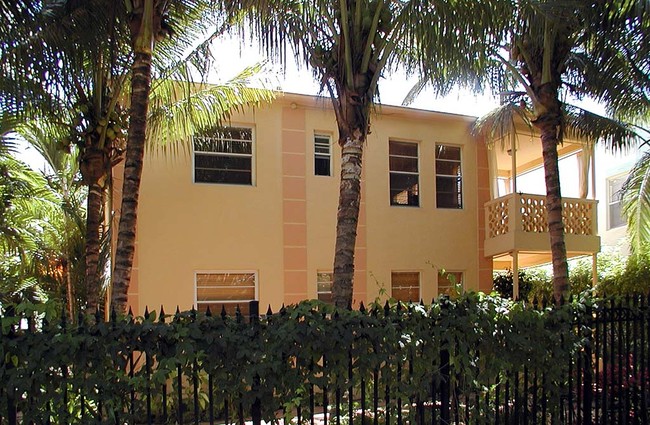 SOUTH BEACH APARTMENT BUILDING in Miami Beach, FL - Building Photo - Building Photo