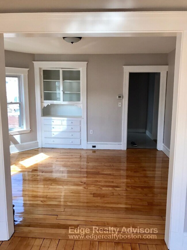 129 Brooks St in Boston, MA - Building Photo - Building Photo