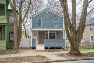 106 Van Dam St in Saratoga Springs, NY - Building Photo