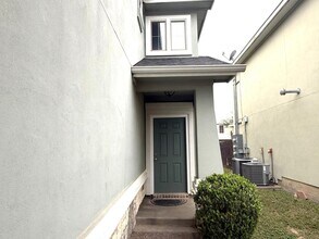 9310 Albany Dr in Laredo, TX - Foto de edificio - Building Photo