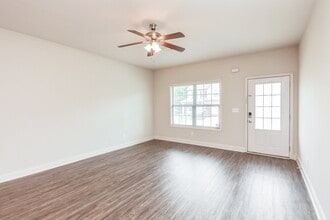 1008 Allegiance Dr in Locust Grove, GA - Foto de edificio - Building Photo