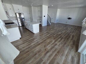 2046 W Lydia Ln in Syracuse, UT - Building Photo - Building Photo