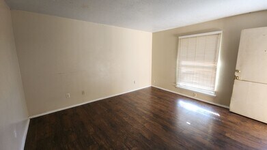 210 N Vandeveer St in Burnet, TX - Building Photo - Building Photo