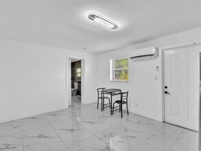 4941 SW 44th Ave, Unit Efficiency in Fort Lauderdale, FL - Building Photo - Building Photo