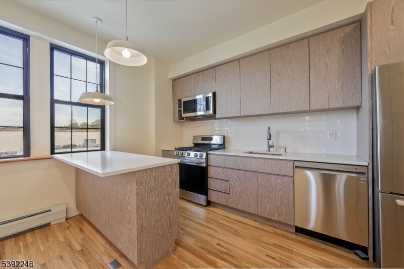 37 N Dean St in Englewood, NJ - Building Photo