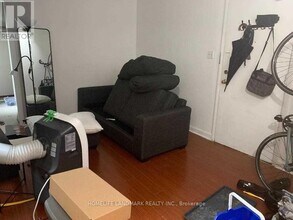 220-220 Gerrard St E in Toronto, ON - Building Photo - Building Photo