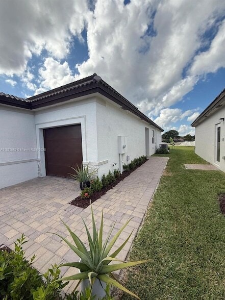 2942 SE 23rd Ave in Homestead, FL - Foto de edificio - Building Photo