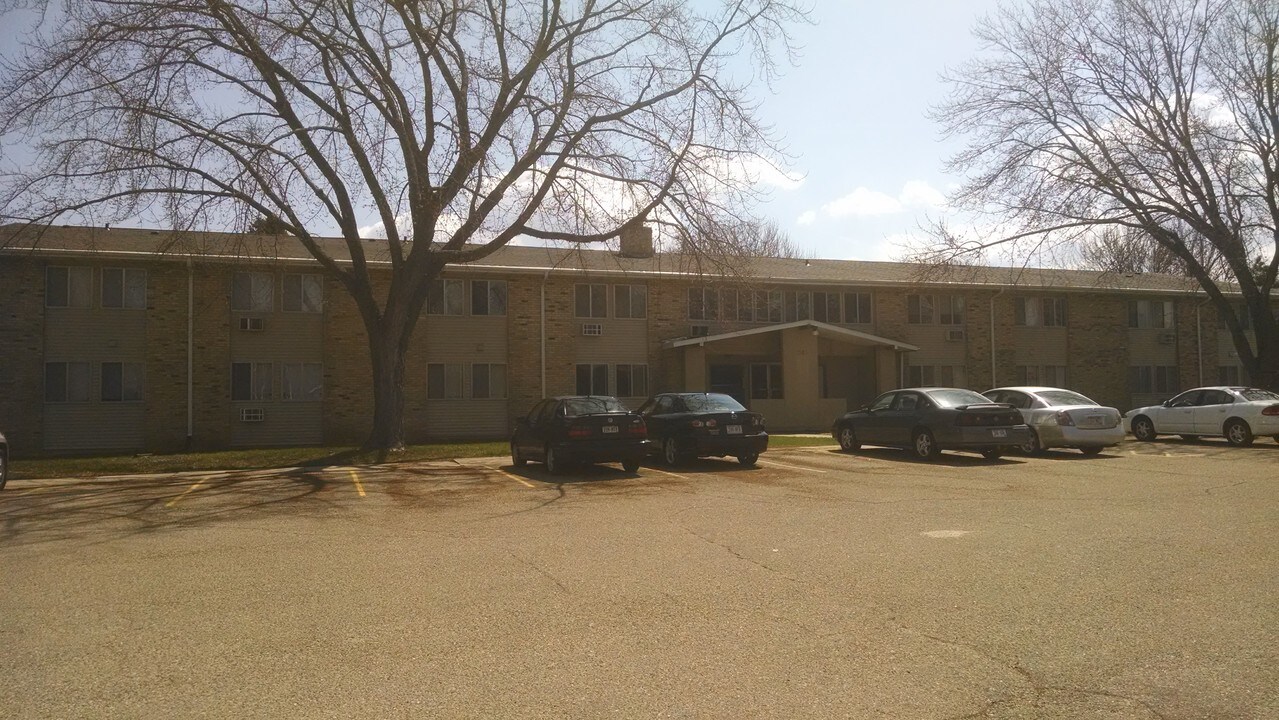 1563 Wildwood Rd in Whitewater, WI - Building Photo