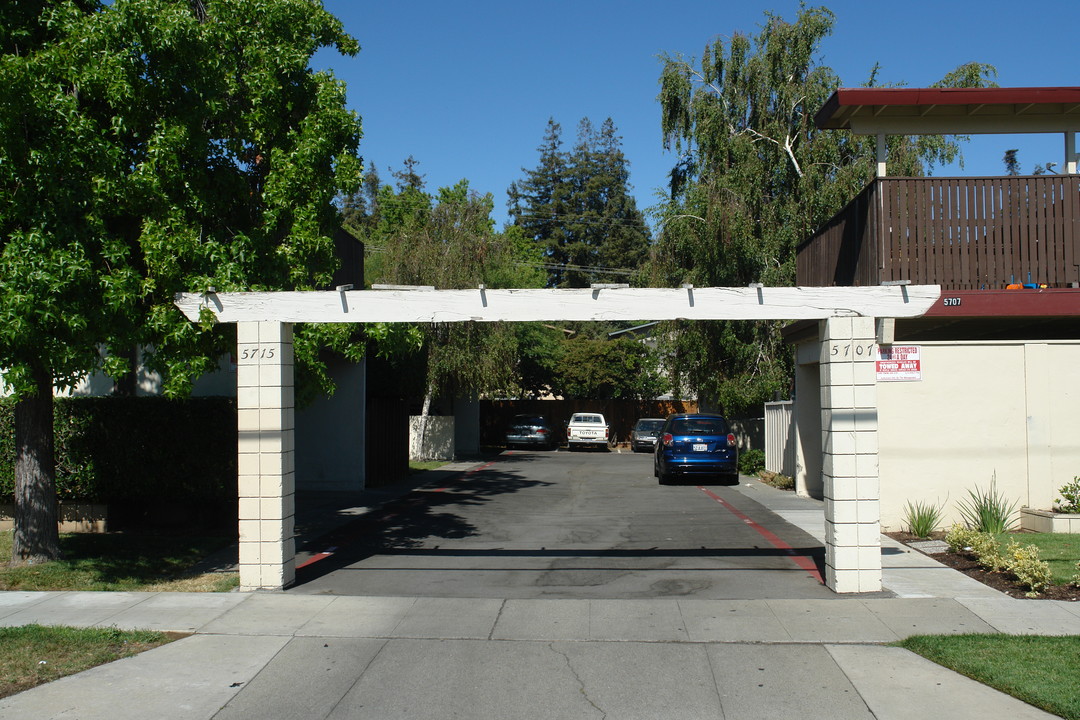 5707 Almaden Road in San Jose, CA - Foto de edificio