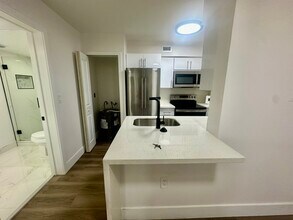 2890 N Oakland Forest Dr, Unit 103 in Oakland Park, FL - Foto de edificio - Building Photo