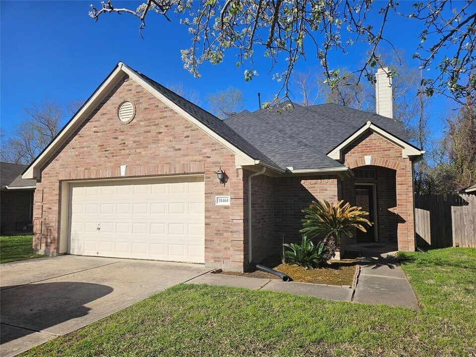 18468 Sunrise Oaks Ct in Montgomery, TX - Building Photo