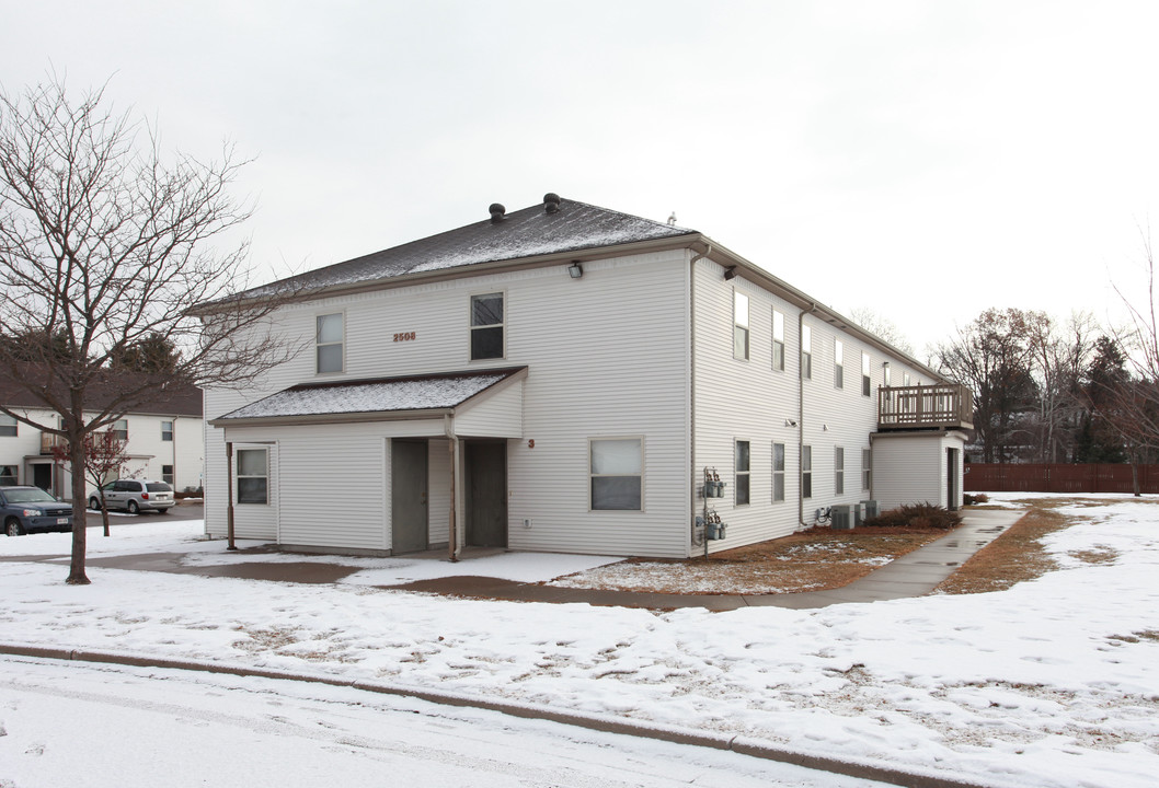 2508 Harvey Dr in Menomonie, WI - Building Photo