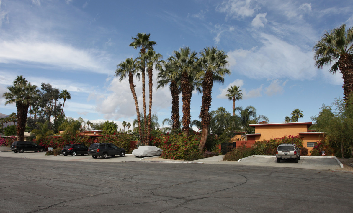 2980 E Ranchero Dr in Palm Springs, CA - Building Photo