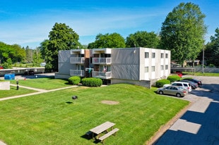 Robin Oaks in Midland, MI - Building Photo