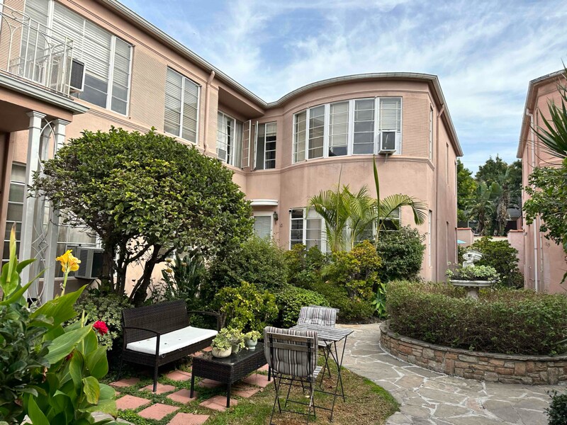 124 Sweetzer Ave in Los Angeles, CA - Building Photo