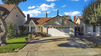 11322 Oakwood Dr in Fontana, CA - Building Photo