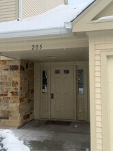 205 Glasgow Ln in Schaumburg, IL - Building Photo - Building Photo