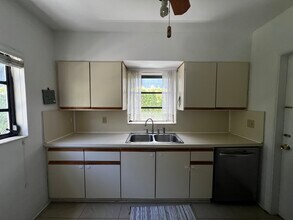 5758 SW 27th St in Miami, FL - Foto de edificio - Building Photo