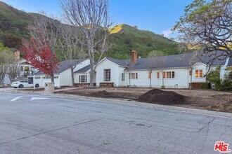 17620 Camino De Yatasto in Los Angeles, CA - Building Photo - Building Photo