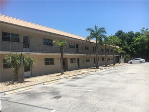 1560 Colonial Blvd-Unit -131 in Ft. Myers, FL - Foto de edificio - Building Photo