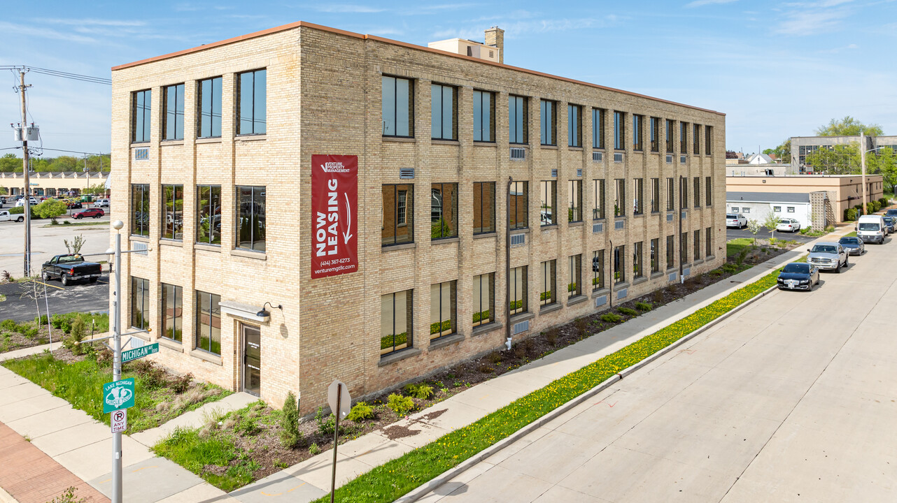 The Bank in South Milwaukee, WI - Building Photo