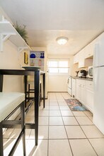 79 Chestnut St, Unit 1B in Brookline, MA - Foto de edificio - Building Photo