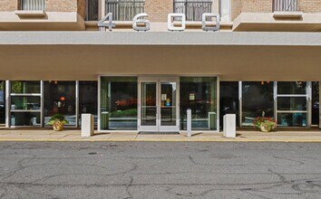 4600 S Four Mile Run Dr, Unit 1230 in Arlington, VA - Foto de edificio - Building Photo