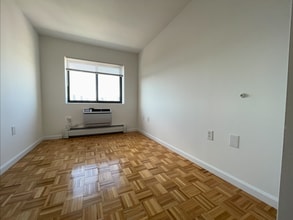 3212 23rd St, Unit 2 in Astoria, NY - Foto de edificio - Building Photo