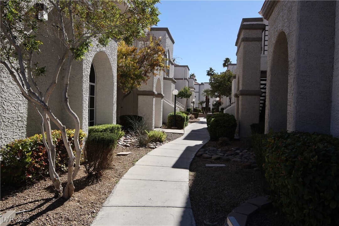 3150 N Soft Breezes Dr-Unit -2211 in Las Vegas, NV - Building Photo