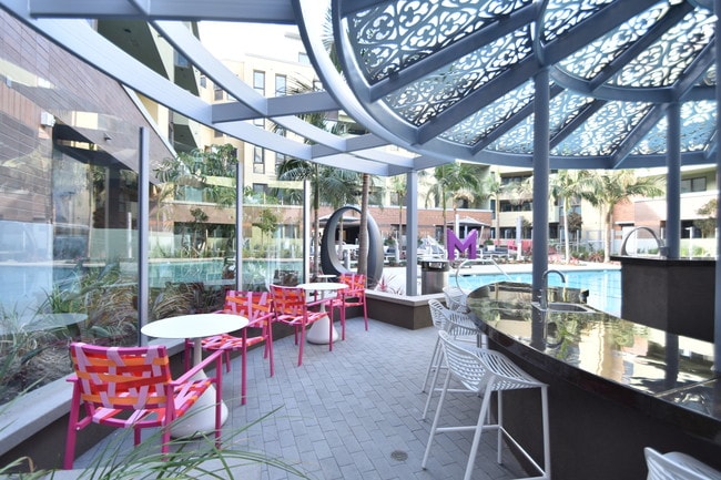 Metropolis Apartments in Irvine, CA - Foto de edificio - Building Photo