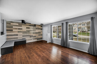604 Lincoln Station Dr in Oswego, IL - Foto de edificio - Building Photo