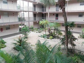 2850 Somerset Dr in Lauderdale Lakes, FL - Foto de edificio - Building Photo