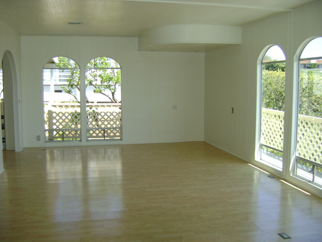 29500 Heathercliff Rd, Unit E305 in Malibu, CA - Building Photo - Building Photo