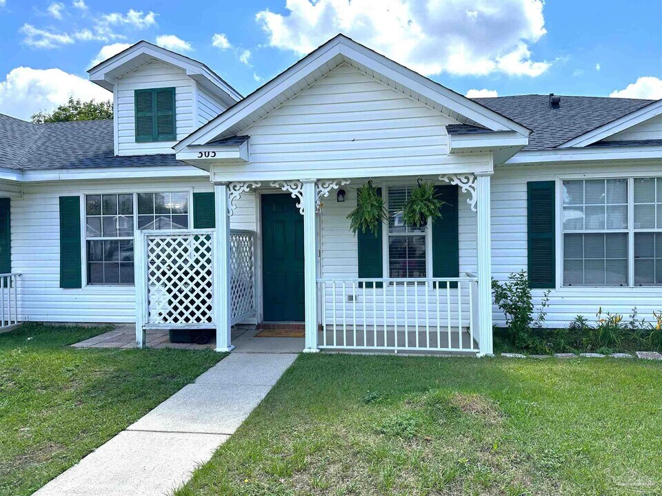 303 Loveland Cir in Pensacola, FL - Building Photo