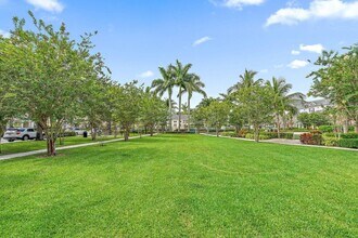 255 Murcia Dr, Unit 211 in Jupiter, FL - Foto de edificio - Building Photo