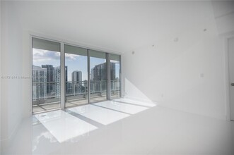 92 SW 3rd St, Unit 3411 in Miami, FL - Foto de edificio - Building Photo