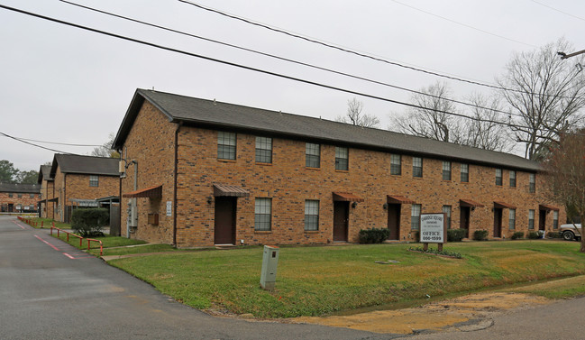 Oakridge Square Townhomes in Beaumont, TX - Building Photo - Building Photo