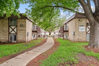 Sommerset Place in Brooklyn Center, MN - Foto de edificio - Primary Photo