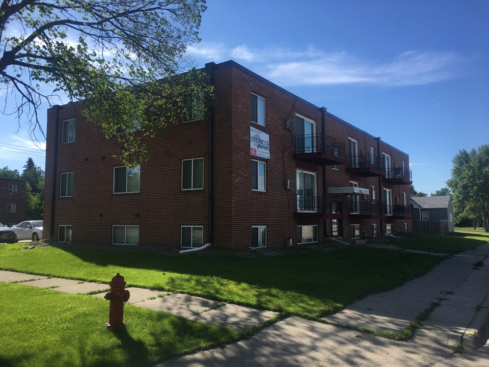 Cottonwood Apartments in Mayville, ND - Building Photo