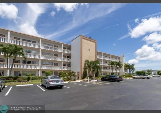 2053 Cornwall E in Boca Raton, FL - Foto de edificio - Building Photo