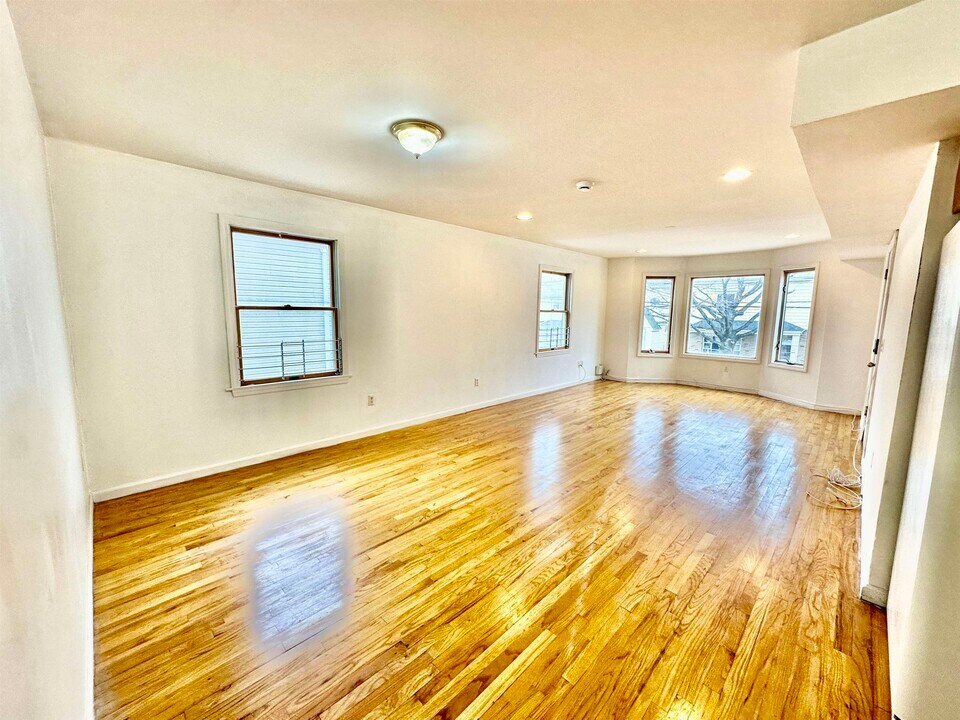 53 Williams Ave in Jersey City, NJ - Building Photo