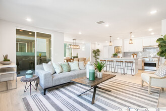 348 Walnut Ave in Carlsbad, CA - Building Photo - Building Photo