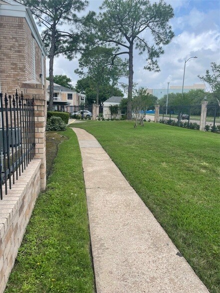 2750 Holly Hall St, Unit 613 in Houston, TX - Building Photo - Building Photo