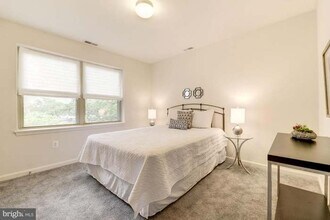 1240 Holbrook Ter NE, Unit 104 in Washington, DC - Foto de edificio - Building Photo