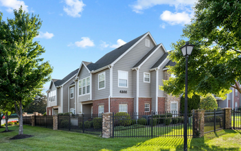 Crowne at the Summit in Louisville, KY - Foto de edificio - Building Photo