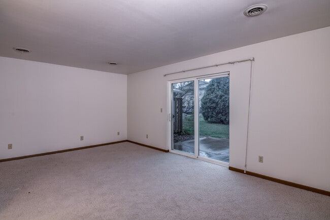 1050 W Hamilton Ave, Unit 4 in Eau Claire, WI - Building Photo - Building Photo