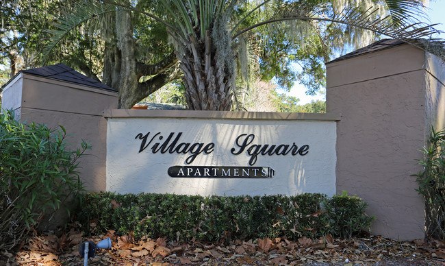 Village Square Apartments in Ocala, FL - Foto de edificio - Building Photo