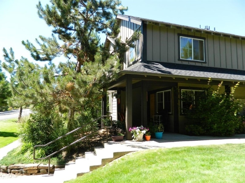 1933 NW Monterey Pines Dr in Bend, OR - Building Photo