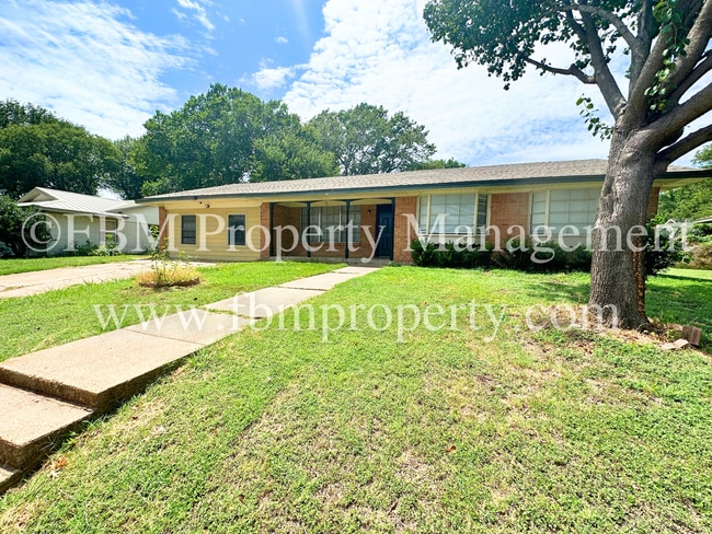 509 Lake Shore Dr in Ennis, TX - Foto de edificio - Building Photo