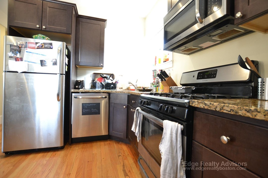 328 Washington St, Unit 3 in Boston, MA - Building Photo